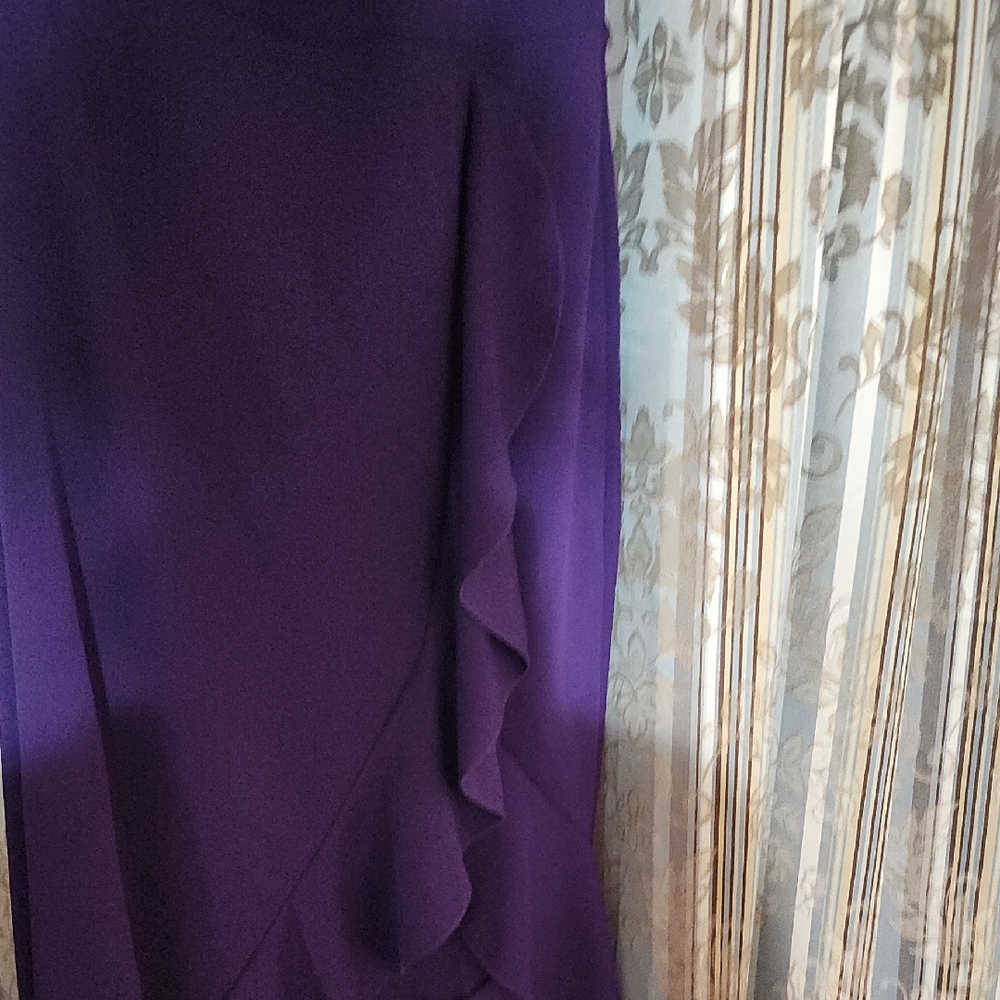 📣HP📣 Stunning Purple One-Shoulder Ruffle Gown – New With Tags - Picture 4 of 7